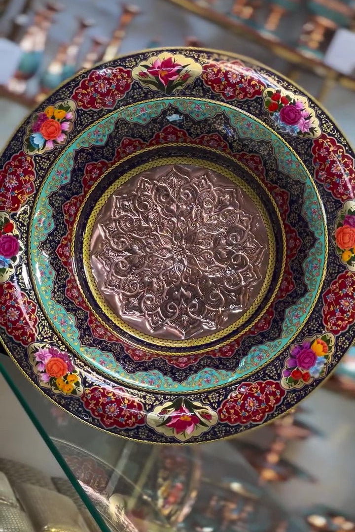 Decorative plate with intricate patterns and colorful边缘